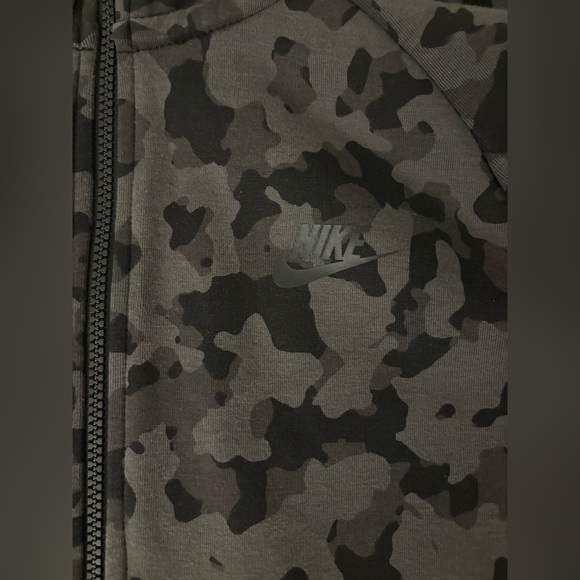 Nike black camouflage tech fleece (no zip up on the arm) Size M Men - Picture 2 of 8